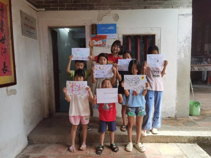 高级绘本讲师零稀梓和孩子们一起悦读绘本。