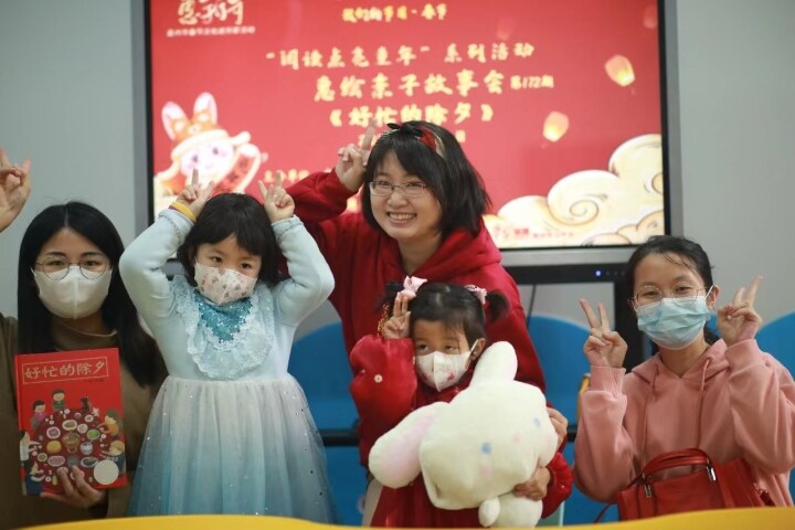 高级绘本讲师零稀梓和孩子们一起悦读绘本。