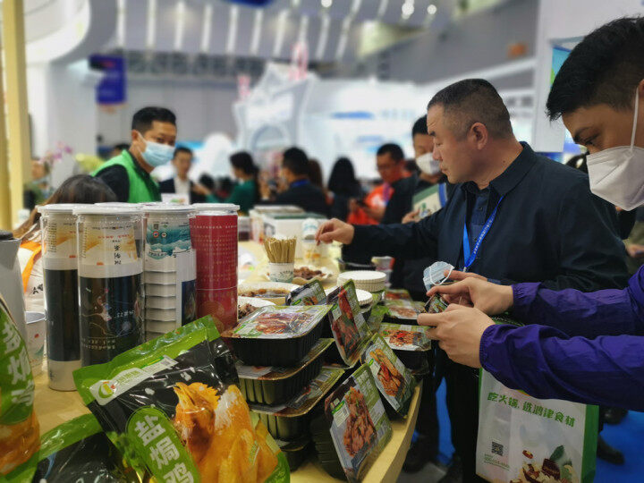 惠州市组团参展首届中国国际预制菜产业大会。图为惠州展区人气旺。 惠州市组团参展首届中国国际预制菜产业大会。图为惠州展区人气旺。